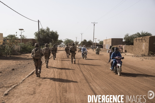 Patrouilles de Barkhane dans les villages maliens.