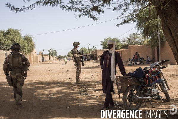 Patrouilles de Barkhane dans les villages maliens.