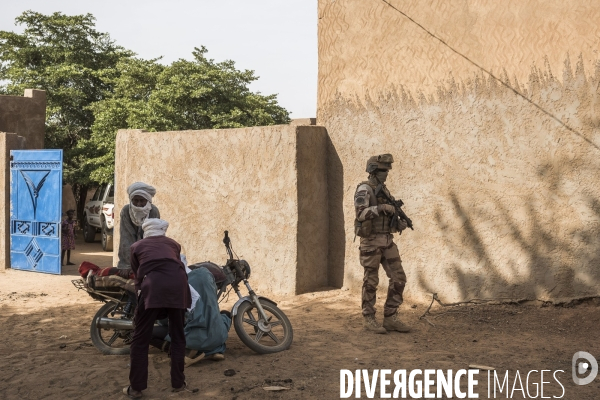 Patrouilles de Barkhane dans les villages maliens.