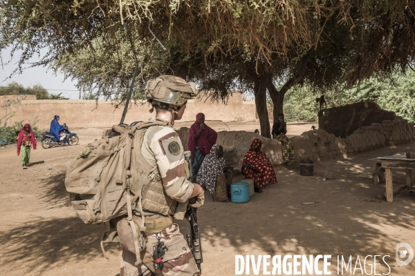 Patrouilles de Barkhane dans les villages maliens.