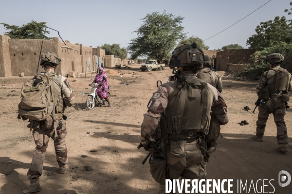 Patrouilles de Barkhane dans les villages maliens.