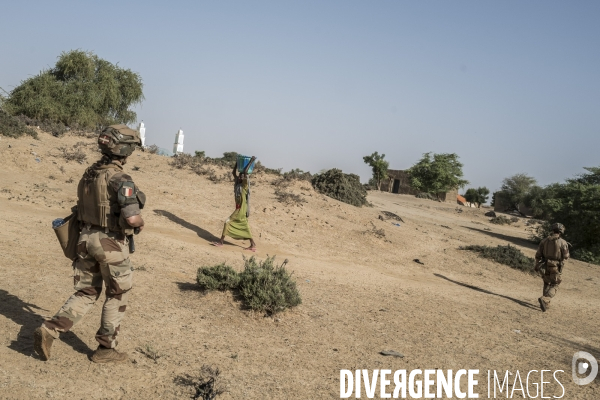 Patrouilles de Barkhane dans les villages maliens.