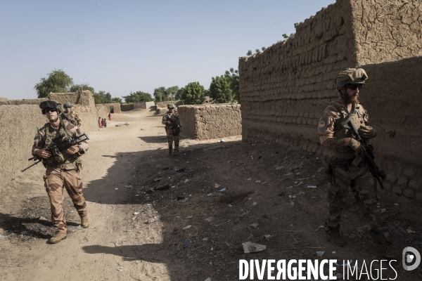 Patrouilles de Barkhane dans les villages maliens.