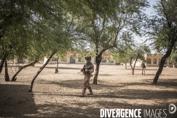 Patrouilles de Barkhane dans les villages maliens.