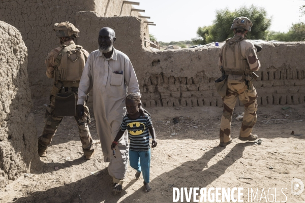 Patrouilles de Barkhane dans les villages maliens.