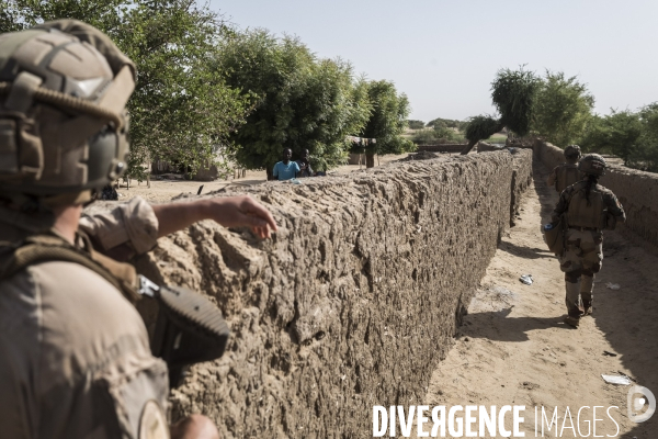 Patrouilles de Barkhane dans les villages maliens.