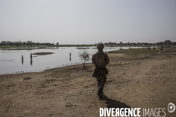 Patrouilles de Barkhane dans les villages maliens.