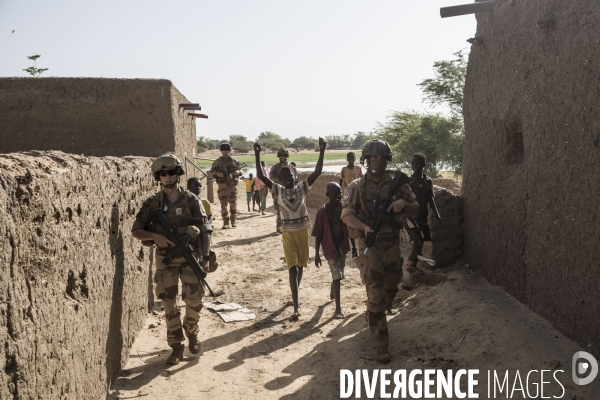 Patrouilles de Barkhane dans les villages maliens.