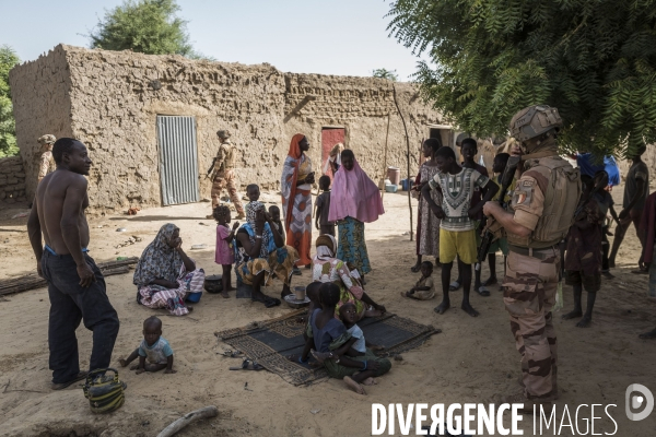 Patrouilles de Barkhane dans les villages maliens.