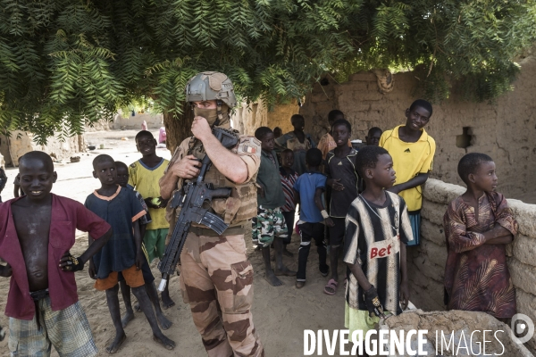 Patrouilles de Barkhane dans les villages maliens.