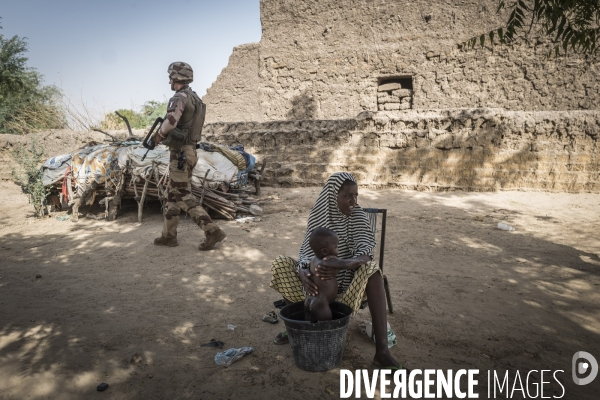 Patrouilles de Barkhane dans les villages maliens.