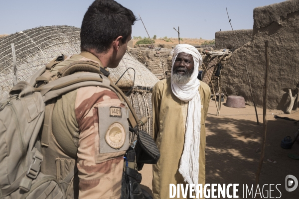 Patrouilles de Barkhane dans les villages maliens.