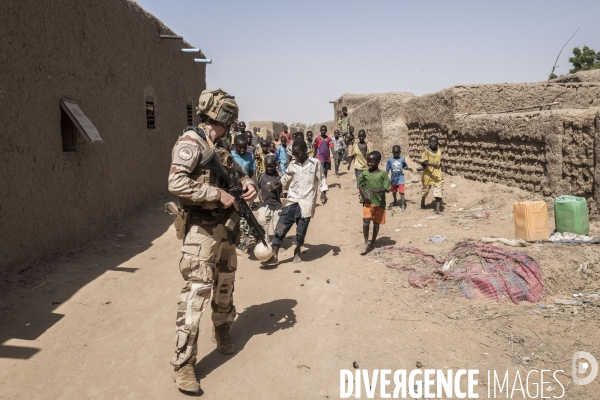 Patrouilles de Barkhane dans les villages maliens.