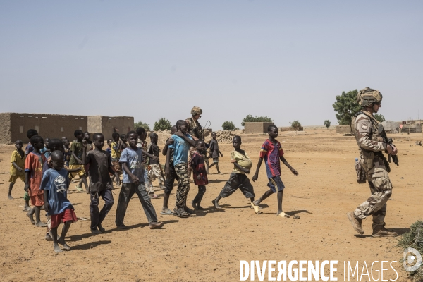 Patrouilles de Barkhane dans les villages maliens.