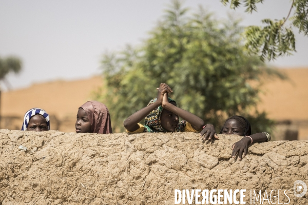 Patrouilles de Barkhane dans les villages maliens.