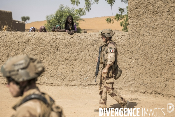 Patrouilles de Barkhane dans les villages maliens.