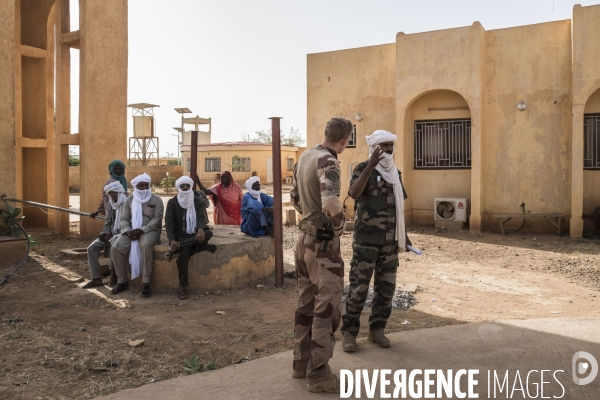 Patrouilles de Barkhane dans les villages maliens.