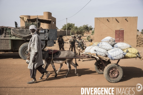 Patrouilles de Barkhane dans les villages maliens.