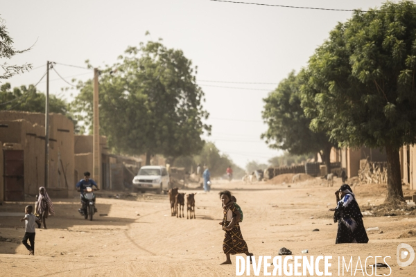 Patrouilles de Barkhane dans les villages maliens.