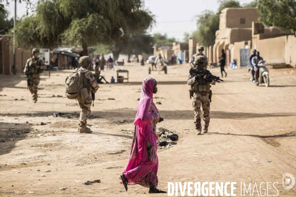 Patrouilles de Barkhane dans les villages maliens.