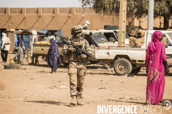 Patrouilles de Barkhane dans les villages maliens.