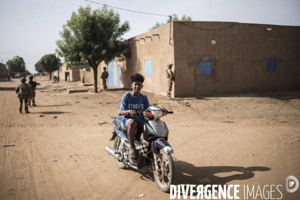 Patrouilles de Barkhane dans les villages maliens.