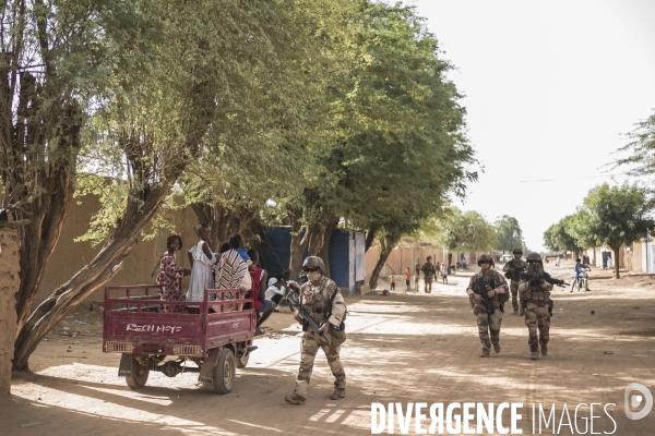 Patrouilles de Barkhane dans les villages maliens.