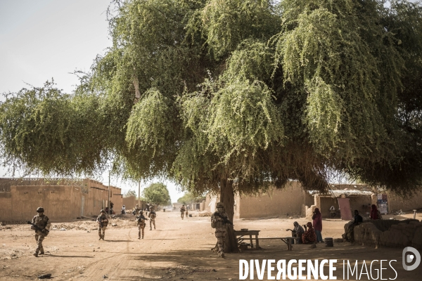 Patrouilles de Barkhane dans les villages maliens.