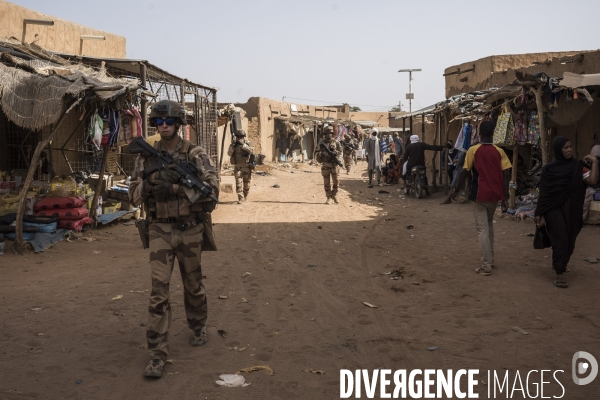 Patrouilles de Barkhane dans les villages maliens.