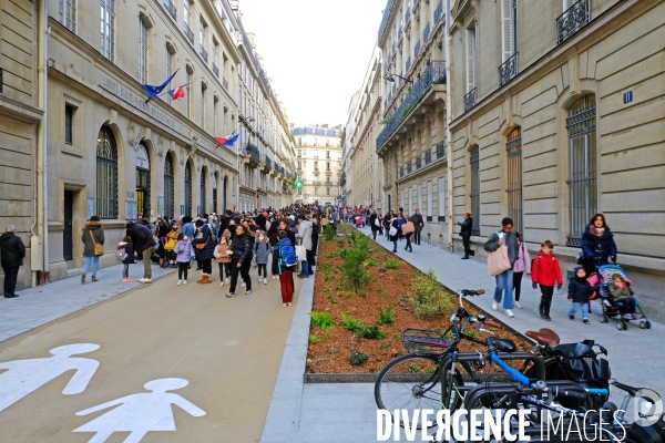 Une rue aux écoles piétonnisée