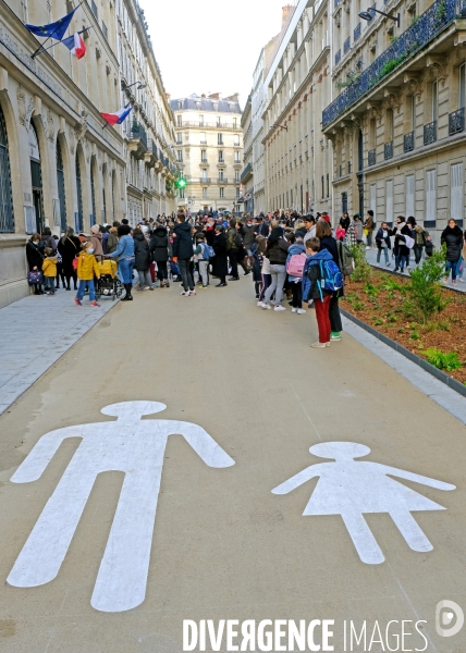 Une rue aux écoles piétonnisée