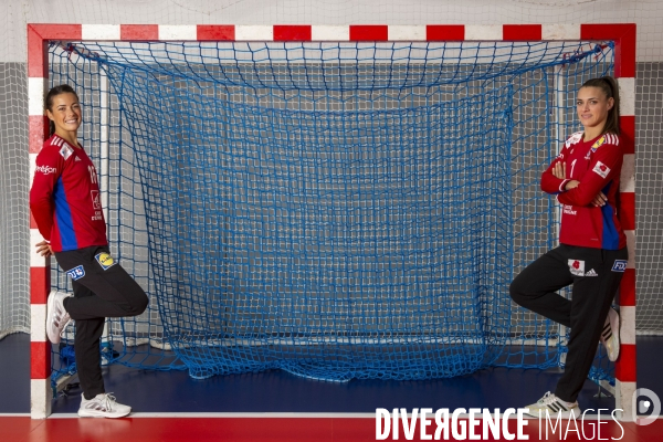 Cléopatre DARLEUX et Laura GLAUSER, les deux gardiennes de l équipe de France féminine de hand-ball.