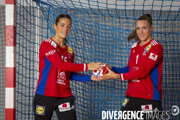 Cléopatre DARLEUX et Laura GLAUSER, les deux gardiennes de l équipe de France féminine de hand-ball.