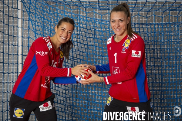 Cléopatre DARLEUX et Laura GLAUSER, les deux gardiennes de l équipe de France féminine de hand-ball.