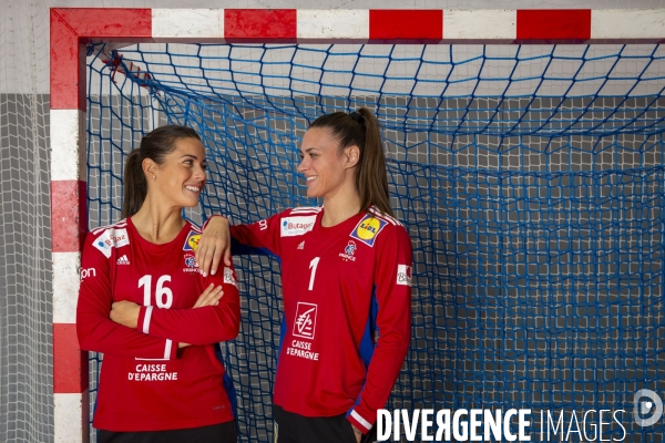 Cléopatre DARLEUX et Laura GLAUSER, les deux gardiennes de l équipe de France féminine de hand-ball.