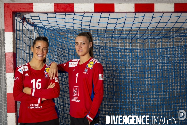 Cléopatre DARLEUX et Laura GLAUSER, les deux gardiennes de l équipe de France féminine de hand-ball.