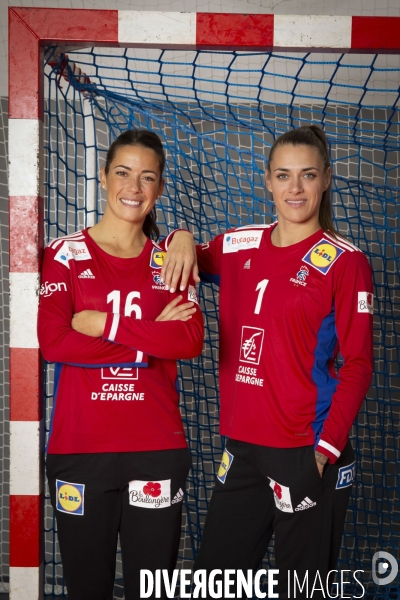 Cléopatre DARLEUX et Laura GLAUSER, les deux gardiennes de l équipe de France féminine de hand-ball.