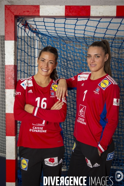 Cléopatre DARLEUX et Laura GLAUSER, les deux gardiennes de l équipe de France féminine de hand-ball.