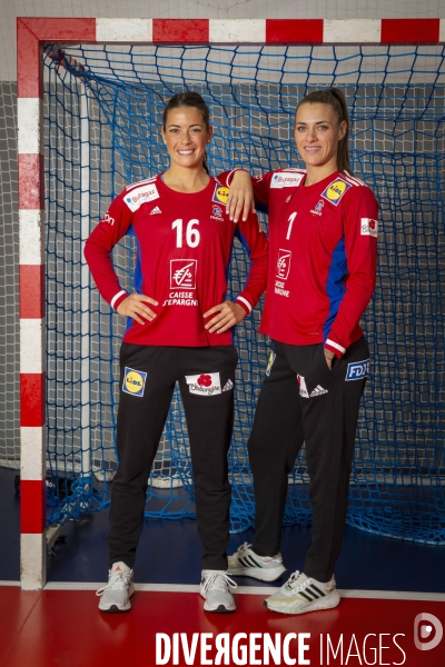 Cléopatre DARLEUX et Laura GLAUSER, les deux gardiennes de l équipe de France féminine de hand-ball.