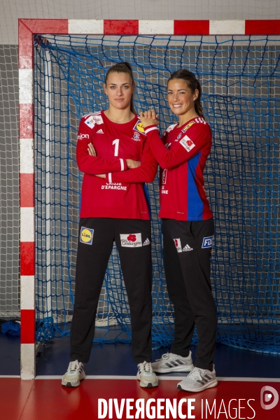 Cléopatre DARLEUX et Laura GLAUSER, les deux gardiennes de l équipe de France féminine de hand-ball.