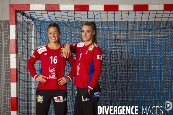 Cléopatre DARLEUX et Laura GLAUSER, les deux gardiennes de l équipe de France féminine de hand-ball.