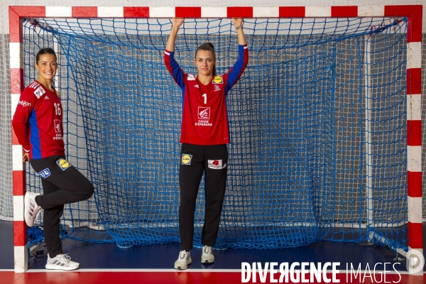 Cléopatre DARLEUX et Laura GLAUSER, les deux gardiennes de l équipe de France féminine de hand-ball.