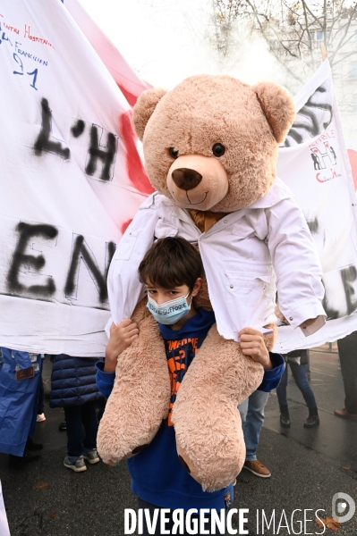 Manifestation des soignants à Paris pour denoncer le manque de moyens dans l hopital public. Caregivers demonstration for the public hospital.