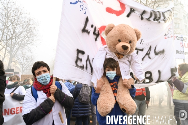 Manifestation des soignants à Paris pour denoncer le manque de moyens dans l hopital public. Caregivers demonstration for the public hospital.