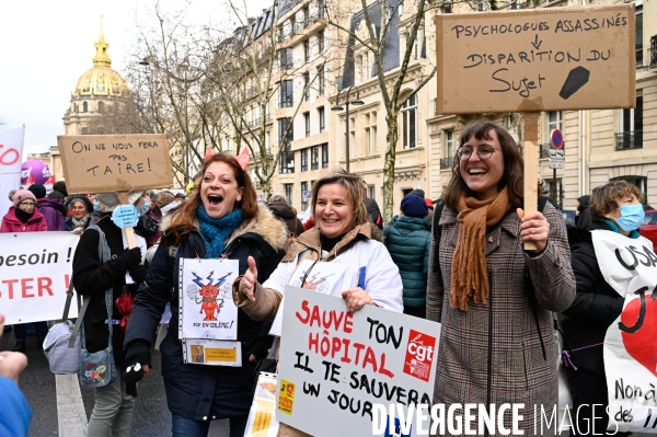 Manifestation des soignants à Paris pour denoncer le manque de moyens dans l hopital public. Caregivers demonstration for the public hospital.