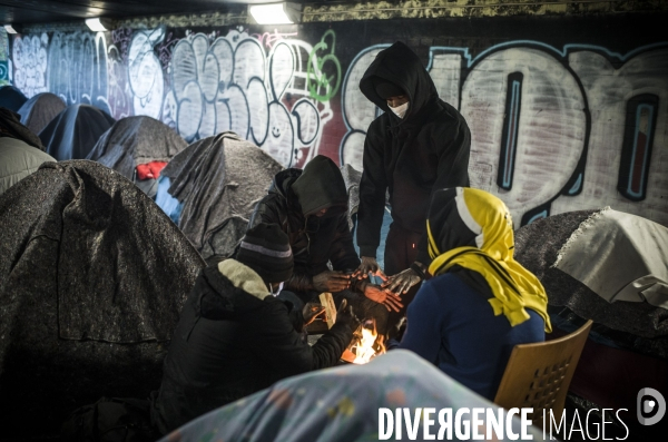 Refugies installes dans un tunnel sous le peripherique parisien.