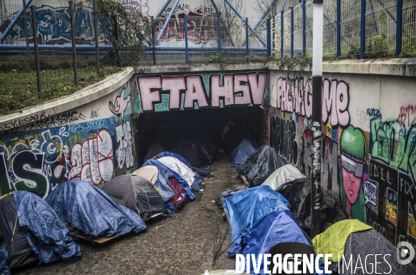 Refugies installes dans un tunnel sous le peripherique parisien.