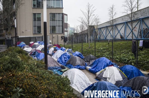 Refugies installes dans un tunnel sous le peripherique parisien.