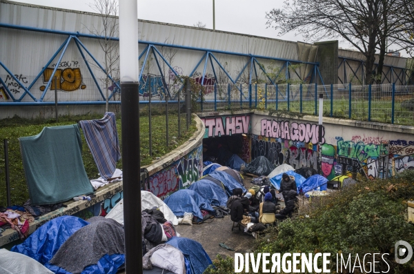 Refugies installes dans un tunnel sous le peripherique parisien.