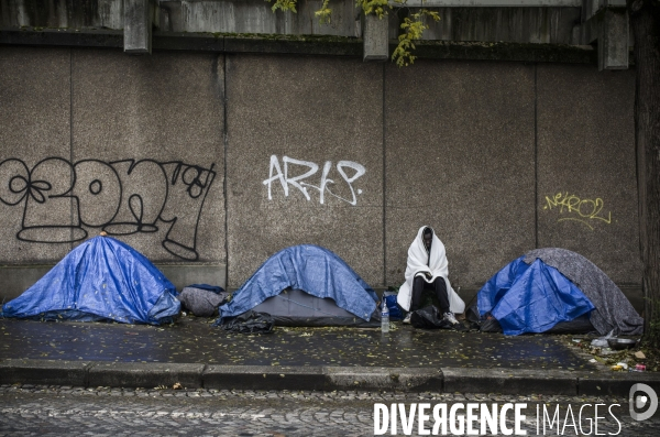 Refugies installes dans un tunnel sous le peripherique parisien.